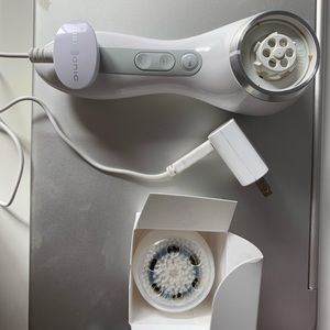 Clarisonic smart profile with sensitive head brush